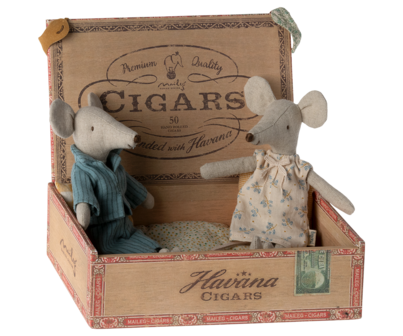 Maileg-Mum and dad mice in cigarbox