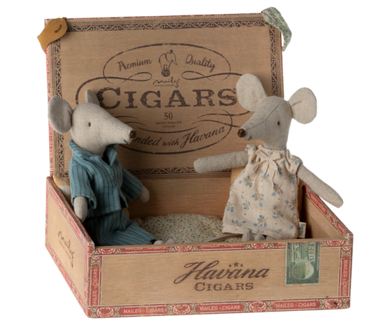 Maileg-Mum and dad mice in cigarbox